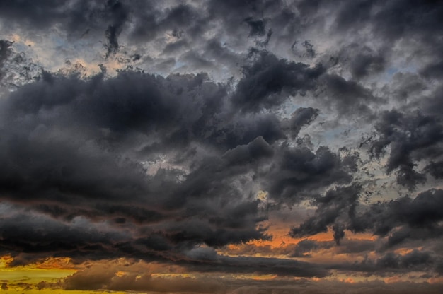 Foto vista a basso angolo delle nuvole di tempesta nel cielo