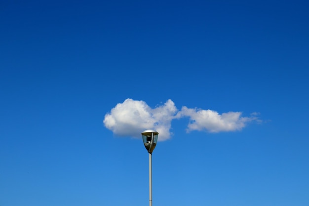 青い空を背景にストリートライトの低角度のビュー