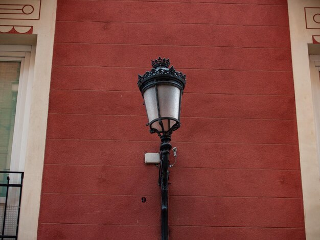 Photo low angle view of street light against building