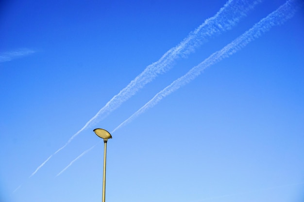 Foto vista a basso angolo della luce stradale contro un cielo blu limpido