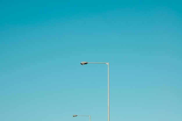 澄んだ青い空を背景にした街路灯の低角度の眺め