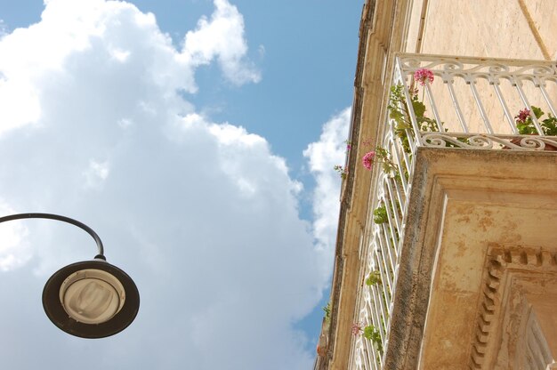 Foto vista a basso angolo della luce stradale contro il cielo nuvoloso a matera