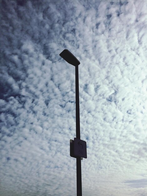 Photo low angle view of street light against cloudy sky