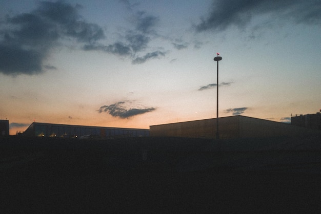 Photo low angle view of street light against sky at sunset