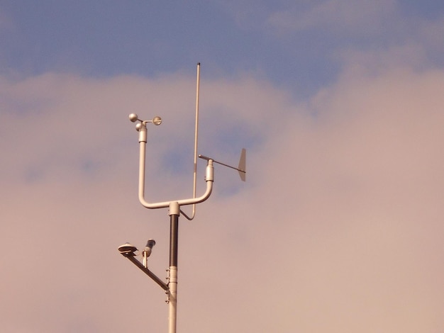 空に照らされたストリートライトの低角度の視点