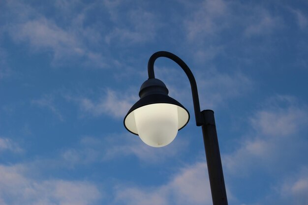 空に照らされた街灯の低角度の景色