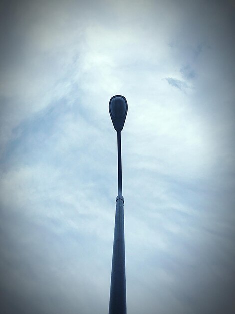 Photo low angle view of street light against sky