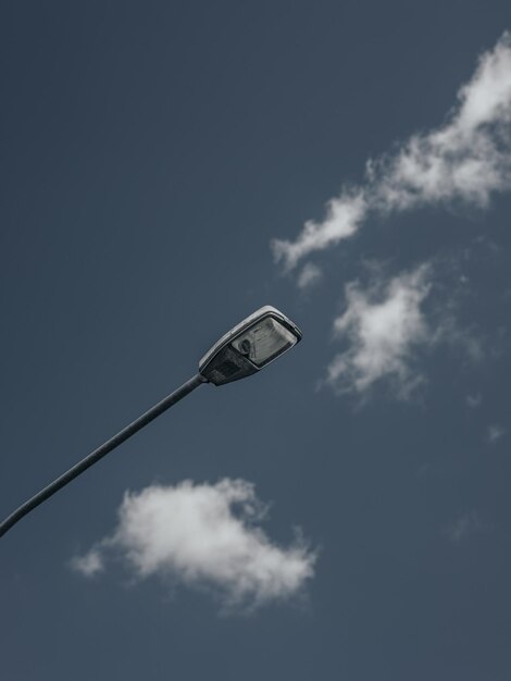 Photo low angle view of street light against sky