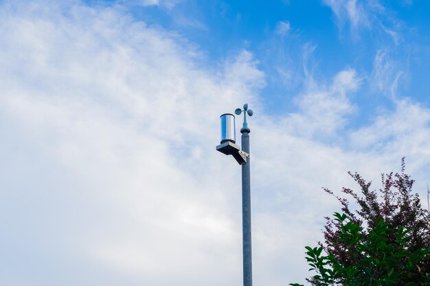 空に照らされたストリートライトの低角度の視点