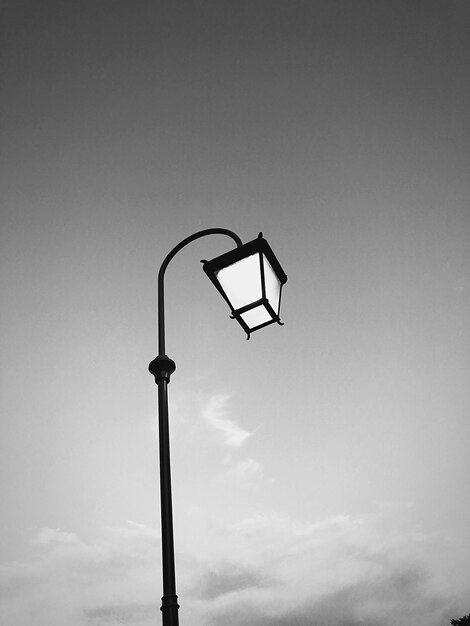 Photo low angle view of street light against sky