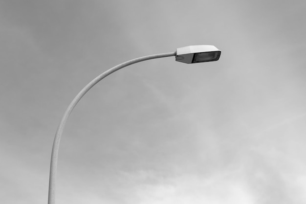 空に照らされた街灯の低角度の景色