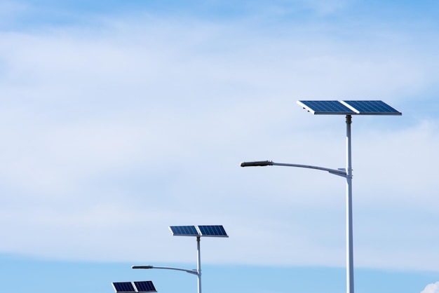 空に照らされた太陽電池パネルのストリートライトの低角度の景色