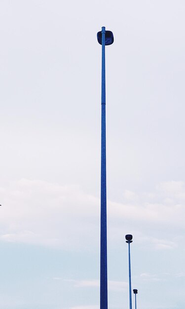 Photo low angle view of street lights against sky