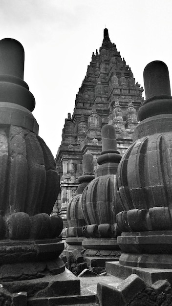 Foto vista a basso angolo dello stupa e del tempio di prambanan contro un cielo limpido