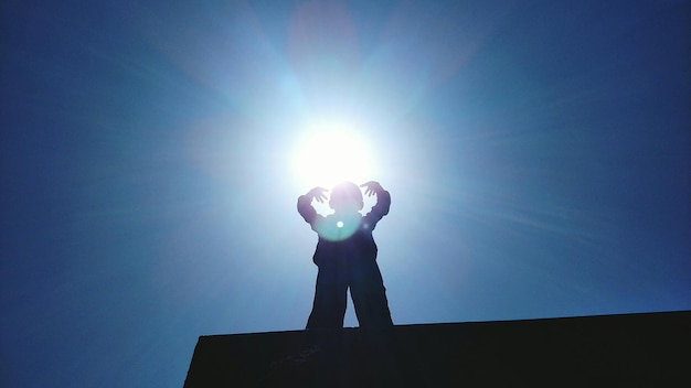 青い空を照らす太陽の低角度の景色