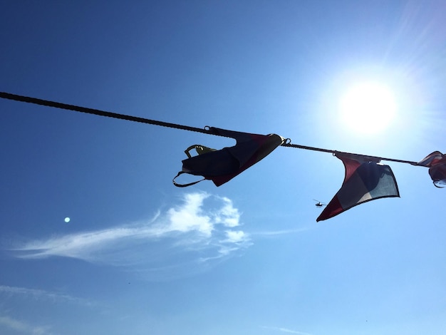 Foto vista a bassa angolazione del sole che splende attraverso le nuvole