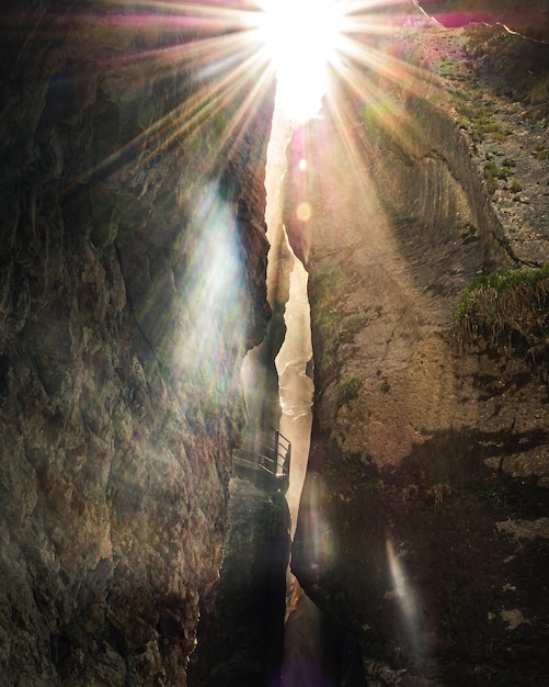 Foto vista a basso angolo della luce solare che scorre attraverso le rocce