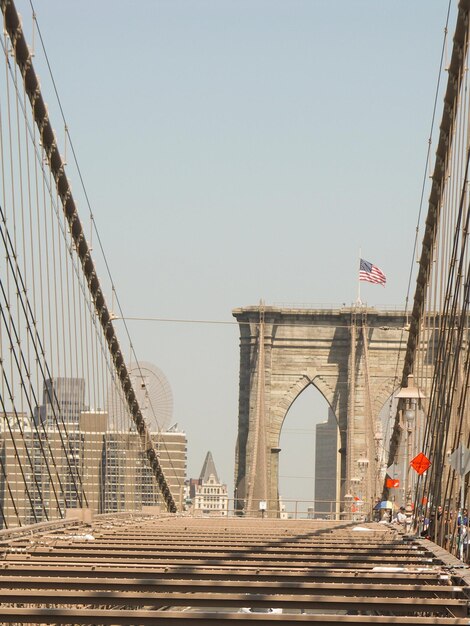 Photo low angle view of suspension bridge against sky