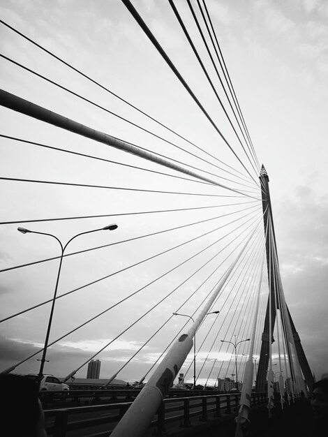 Photo low angle view of suspension bridge against sky