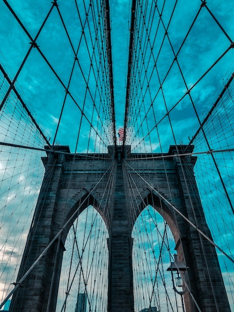 Photo low angle view of suspension bridge against sky