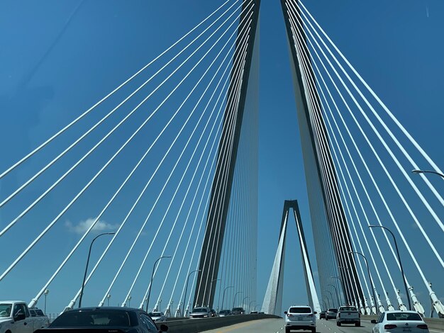 Foto vista a basso angolo del ponte sospeso contro il cielo