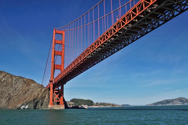 Photo low angle view of suspension bridge over sea