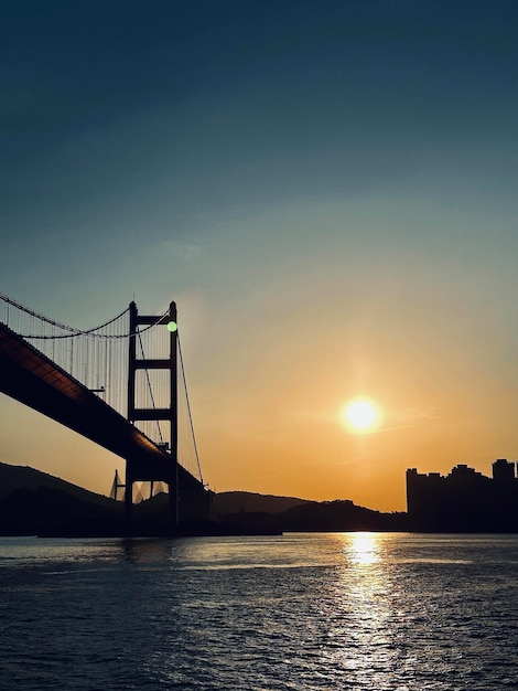 Foto vista a basso angolo del ponte sospeso al tramonto