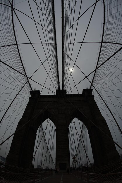 Foto veduta a basso angolo del ponte sospeso