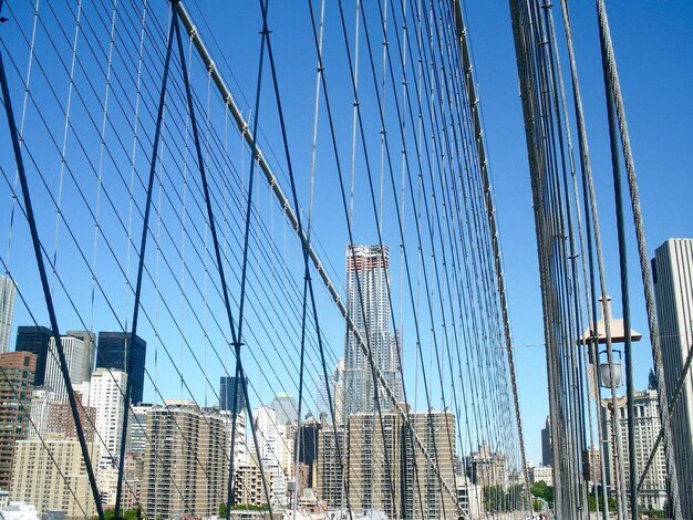 Foto veduta a basso angolo del ponte sospeso