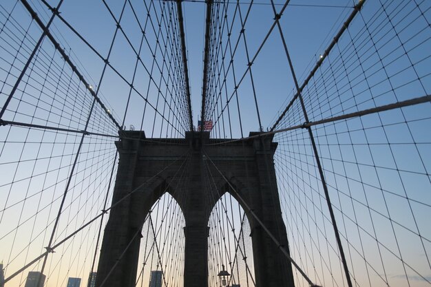 Foto veduta a basso angolo del ponte sospeso