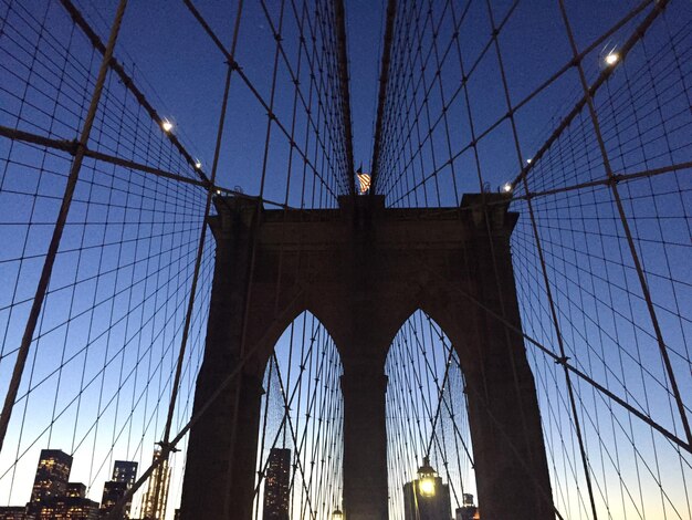 Foto veduta a basso angolo del ponte sospeso