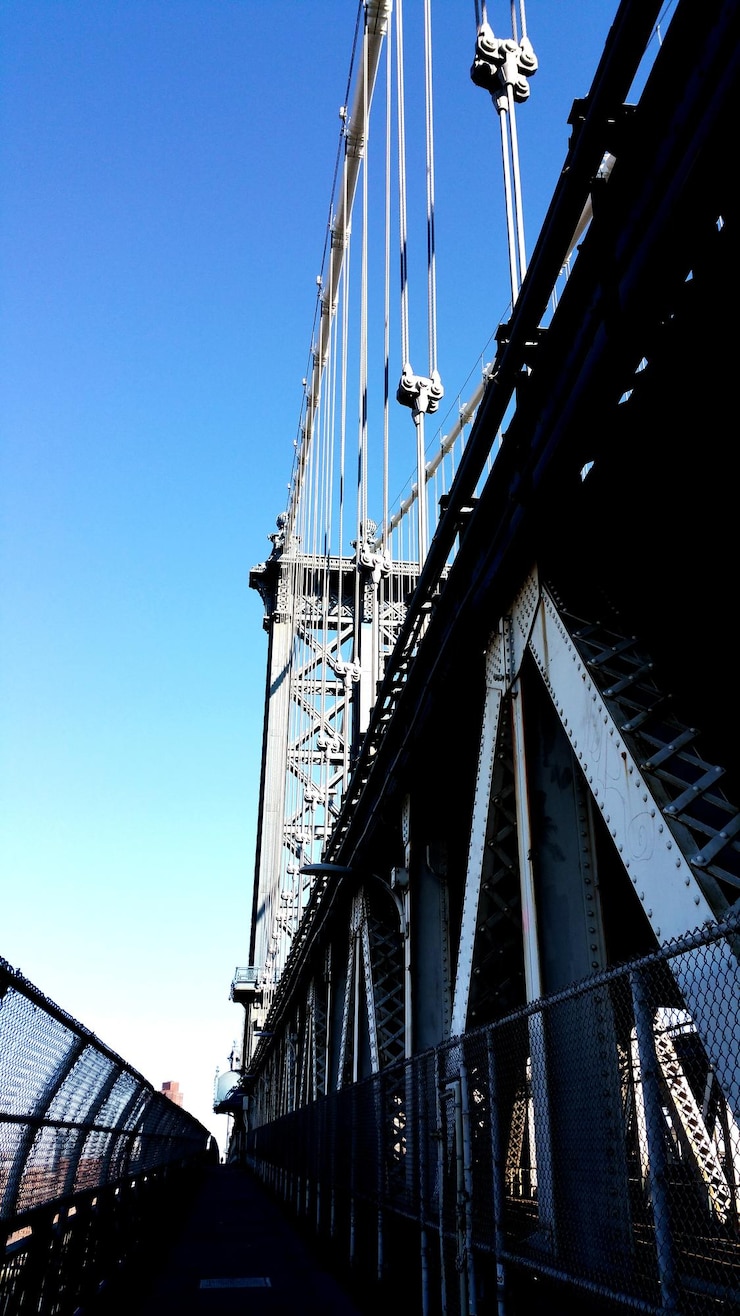 Photo low angle view of suspension bridge