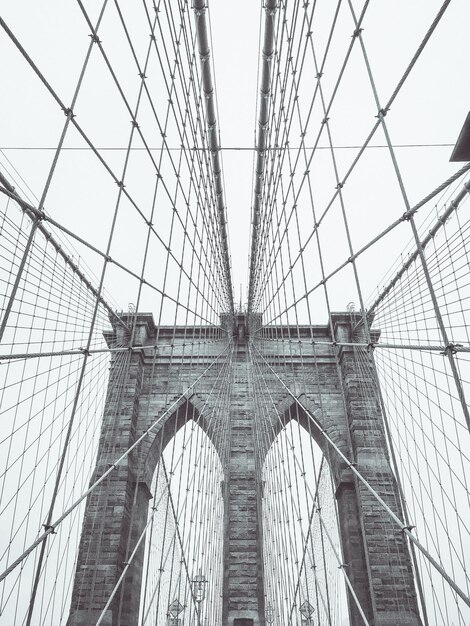 Photo low angle view of suspension bridge