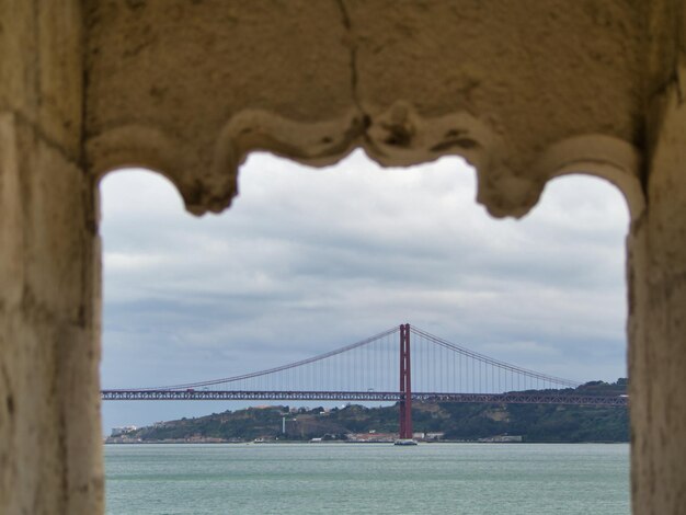 Foto veduta a basso angolo del ponte sospeso