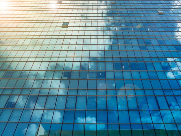 Foto vista a basso angolo della piscina contro il cielo blu