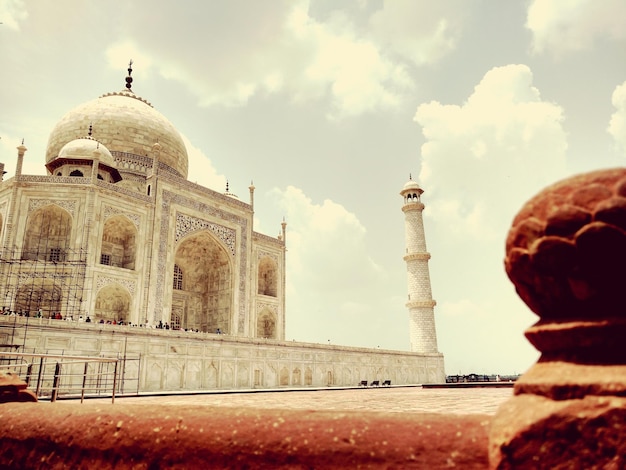 Photo low angle view of taj mahal against sky