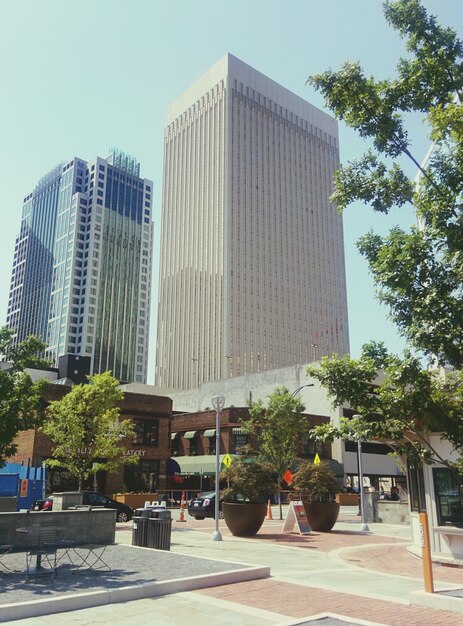 Photo low angle view of tall buildings against clear sky