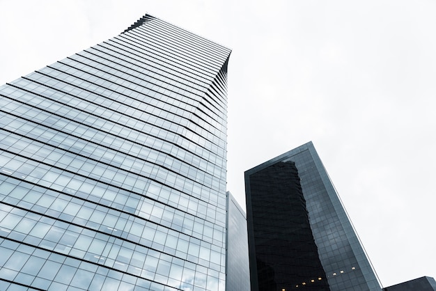 Photo low angle view of tall buildings