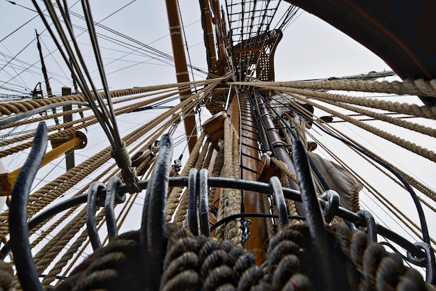 Foto veduta a basso angolo dell'attrezzatura di una nave alta