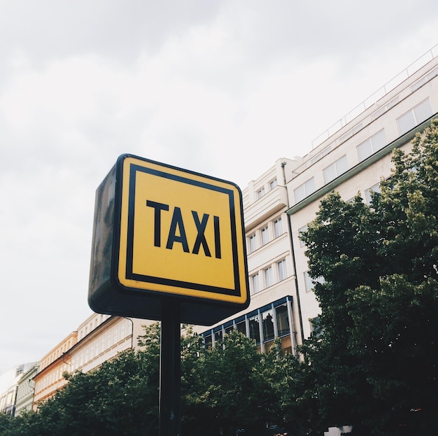 Photo low angle view of taxi sign against sky