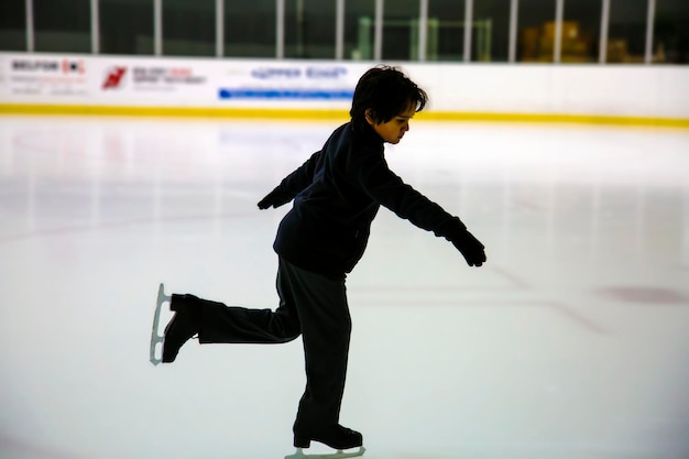 スケートをしているティーンエイジャーの低角度の写真