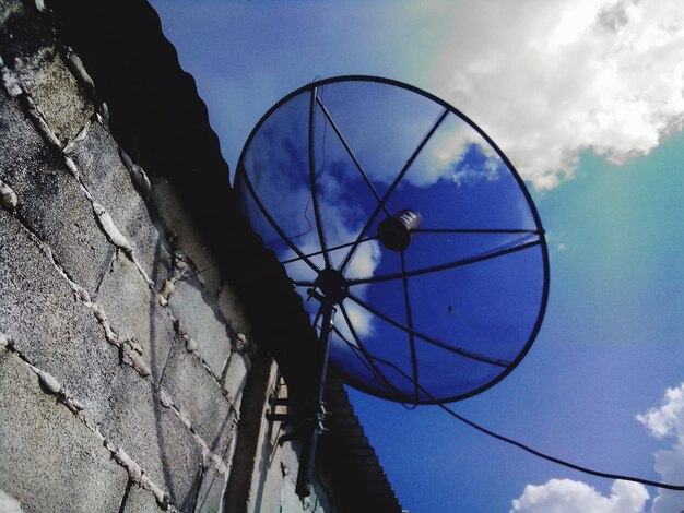 Foto vista ad angolo basso di un palo telefonico contro il cielo blu