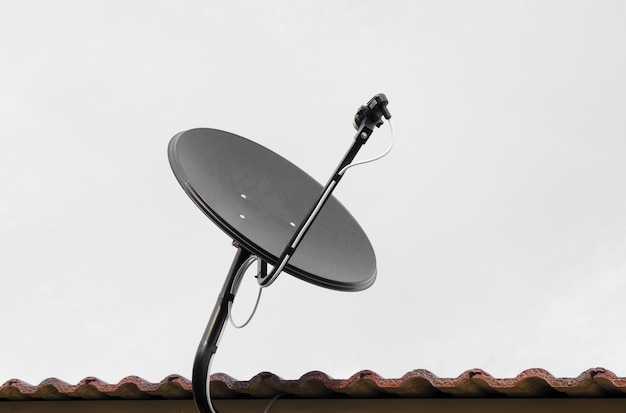 Foto vista ad angolo basso di un palo telefonico contro il cielo