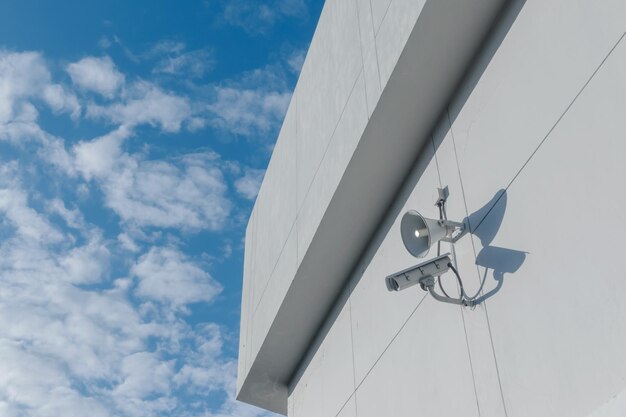 空に向かって電話の柱の低角度の景色