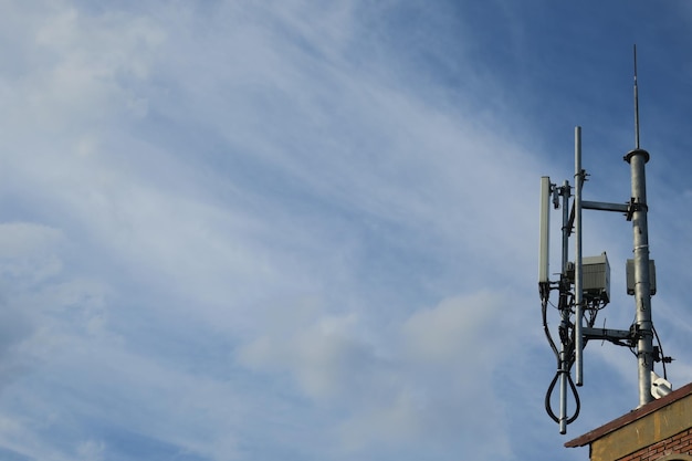 Foto vista ad angolo basso di un palo telefonico contro il cielo