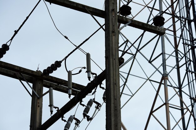 Foto vista ad angolo basso di un palo telefonico contro il cielo