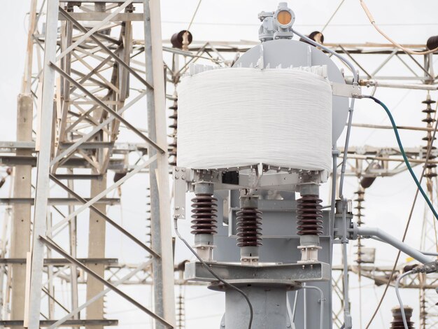 Photo low angle view of telephone pole