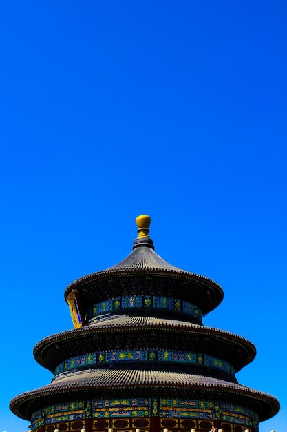 青い空を背景にした寺院の低角度の景色