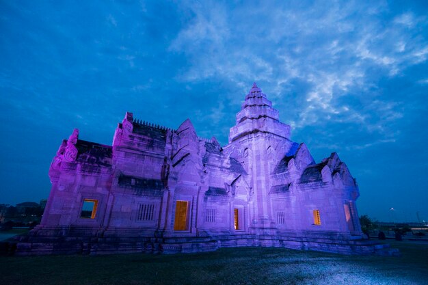 Photo low angle view of temple against blue sky