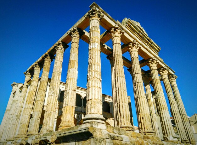 Foto vista a basso angolo del tempio contro il cielo blu